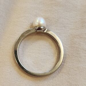 Sleek Silver Ring with a Single Pearl